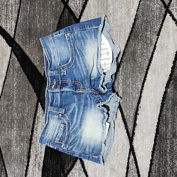 BKE STELLA EMBROIDERED DISTRESSED RAW-EDGE WHISKERING DENIM JEAN SHORTS … - Picture 1 of 12